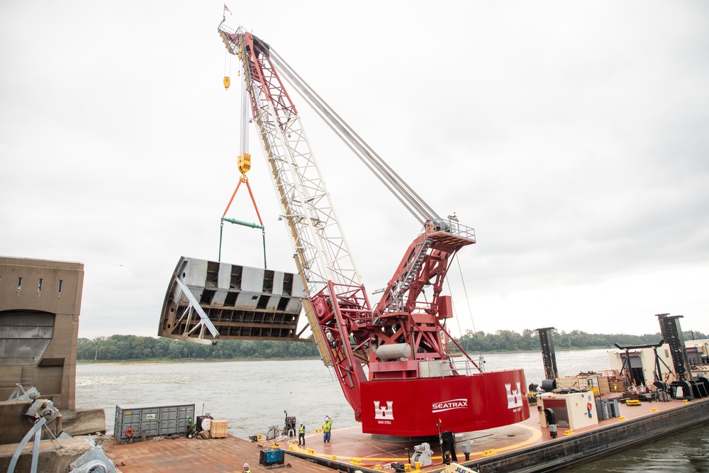 First Tainter Gate Replacement on the Mississippi River