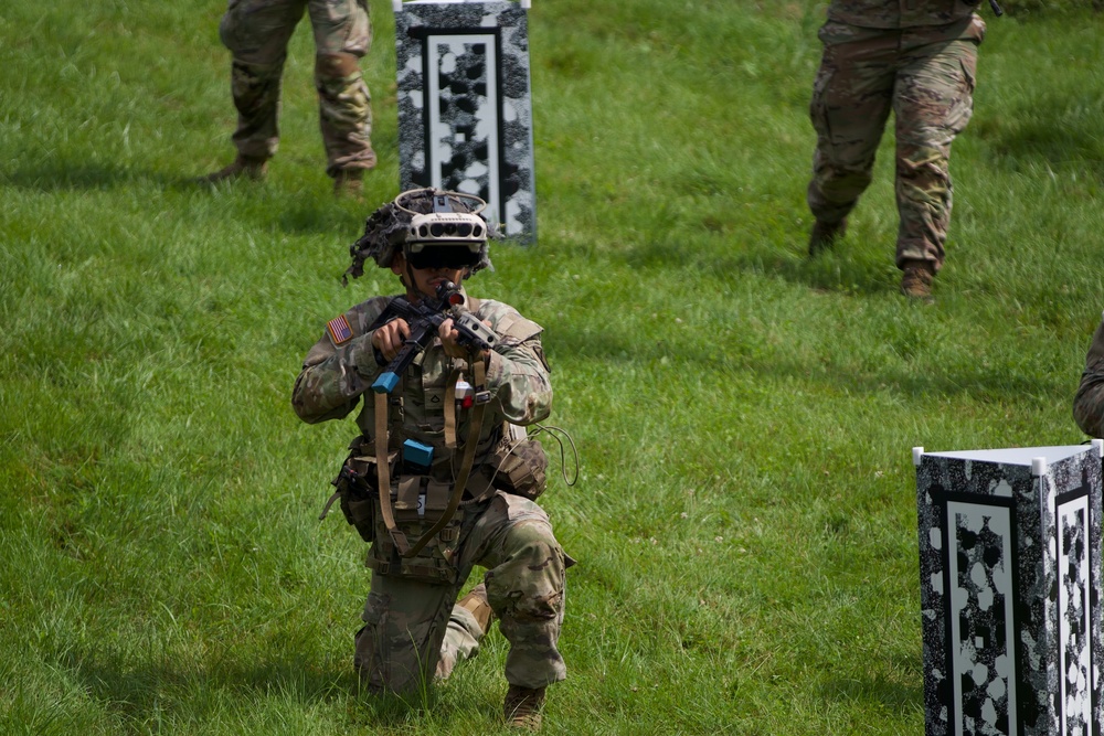 Soldiers Train with Squad Immersive Virtual Trainer