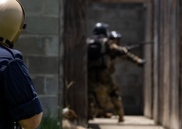 Chaplain candidates partner with 5th CCG Combat Readiness School for simulated live-fire training