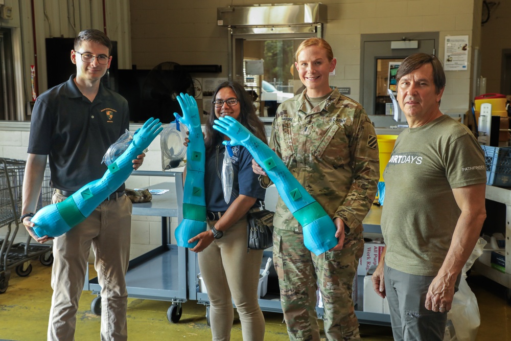 ROTC cadets present improved training aids to 3rd Infantry Division