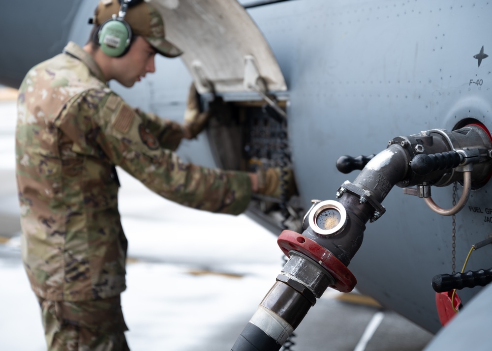 Jack of all trades: 62d AMXS crew chiefs propel the global airlift mission