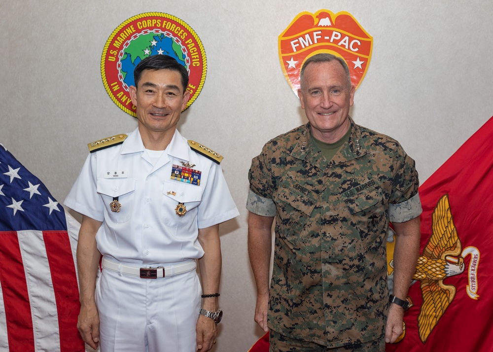 COMMARFORPAC meets with ROKMC DV