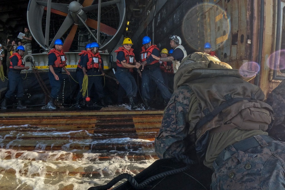 31st MEU conducts launch and recovery exercise in the Philippine Sea