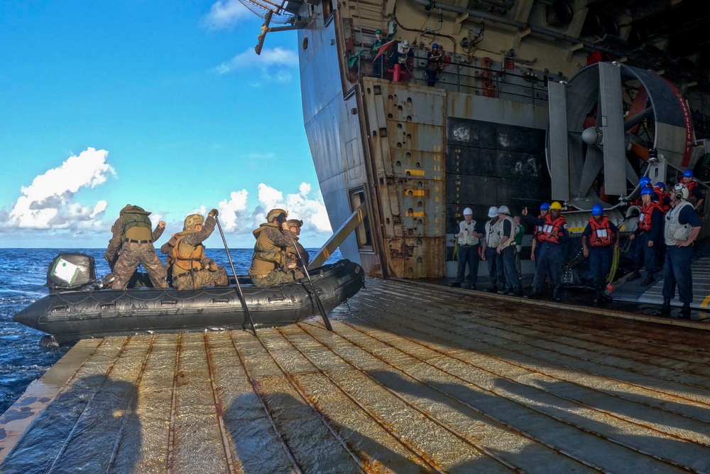 31st MEU conducts launch and recovery exercise in the Philippine Sea