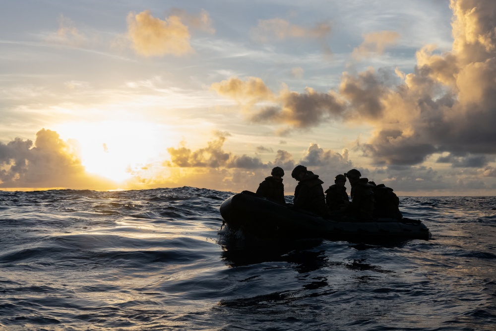 31st MEU conducts launch and recovery exercise in the Philippine Sea