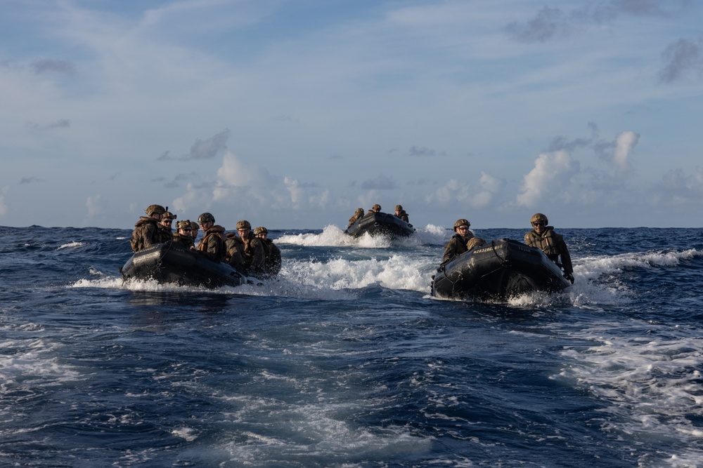 31st MEU conducts launch and recovery exercise in the Philippine Sea