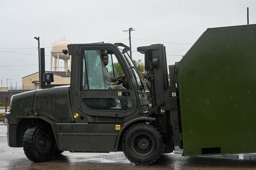 8th LRS conducts cargo deployment line for super squadron