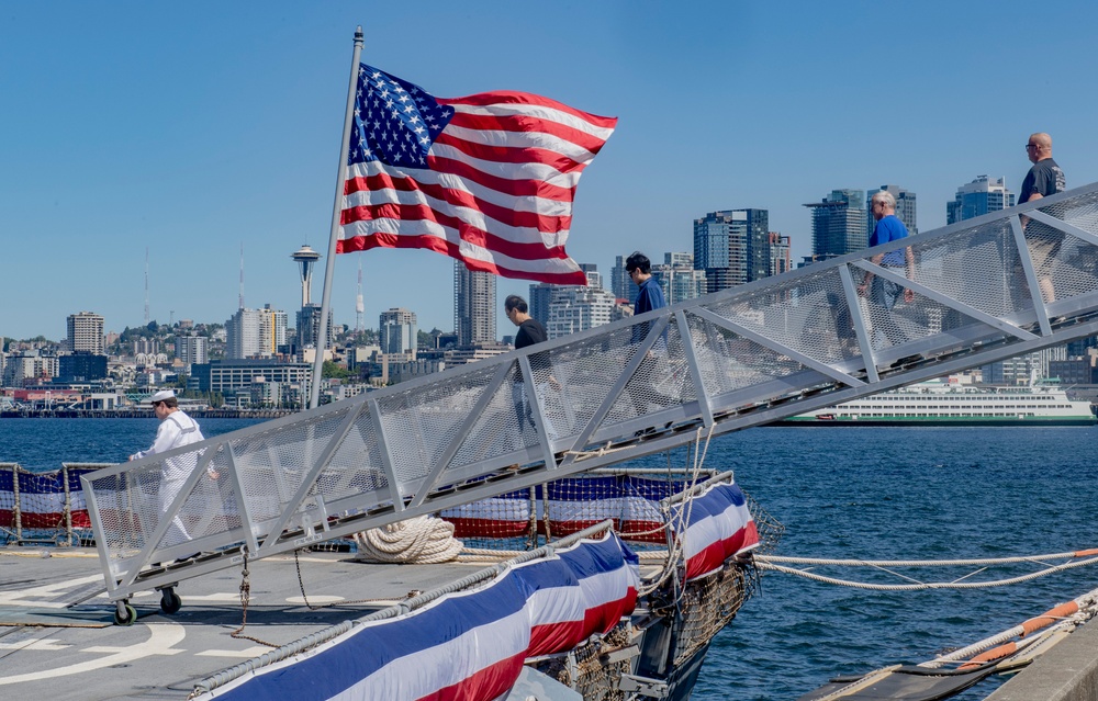 USS Sampson hosts ship tours during Seattle Fleet Week 2024