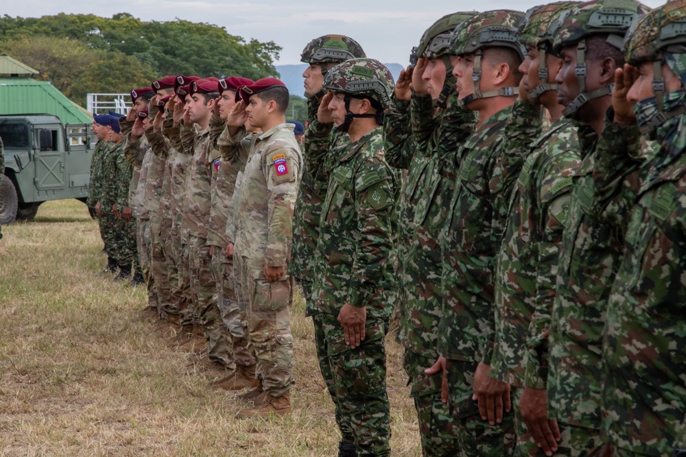 82nd Airborne Division, Colombian paratroopers exchange wings at HYDRA III closing ceremony