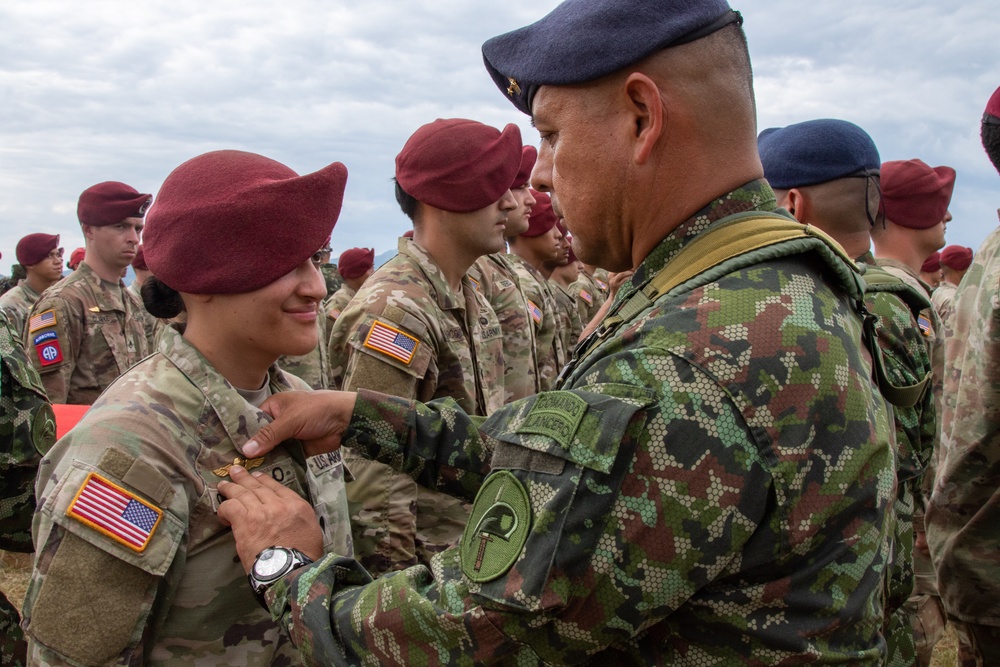 82nd Airborne Division, Colombian paratroopers exchange wings at HYDRA III closing ceremony