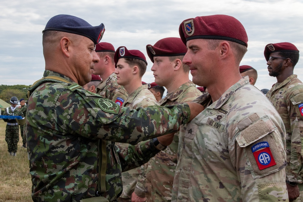 82nd Airborne Division, Colombian paratroopers exchange wings at HYDRA III closing ceremony