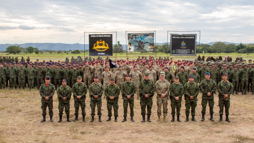 82nd Airborne Division, Colombian paratroopers exchange wings at HYDRA III closing ceremony