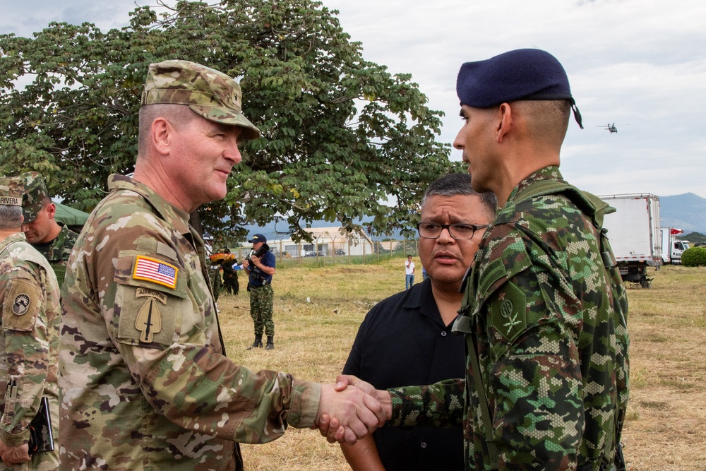 82nd Airborne Division, Colombian paratroopers exchange wings at HYDRA III closing ceremony