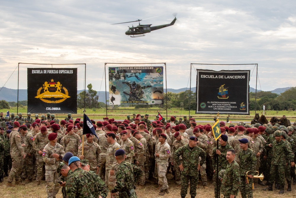 82nd Airborne Division, Colombian paratroopers exchange wings at HYDRA III closing ceremony