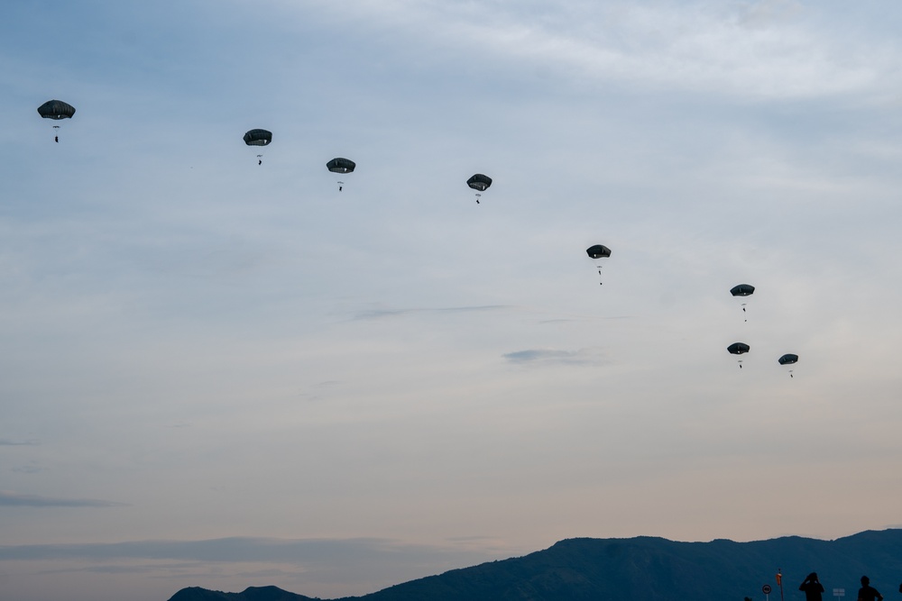 US, Colombian paratroopers conduct combined airborne operation during HYDRA 24