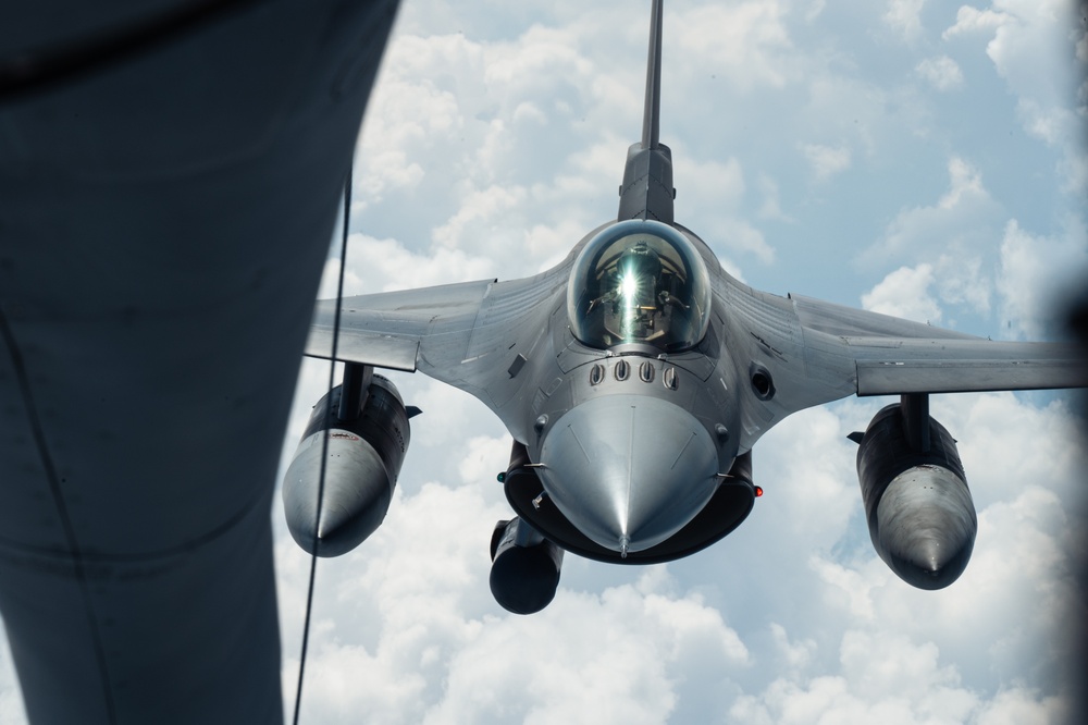 177th Fighter Wing F-16C Fighting Falcon Pulls up to refuel off of a 914th ARW KC-135 Stratotanker