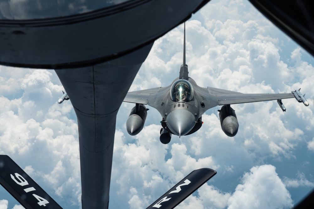 177th Fighter Wing F-16C Fighting Falcon Pulls up to refuel off of a 914th ARW KC-135 Stratotanker
