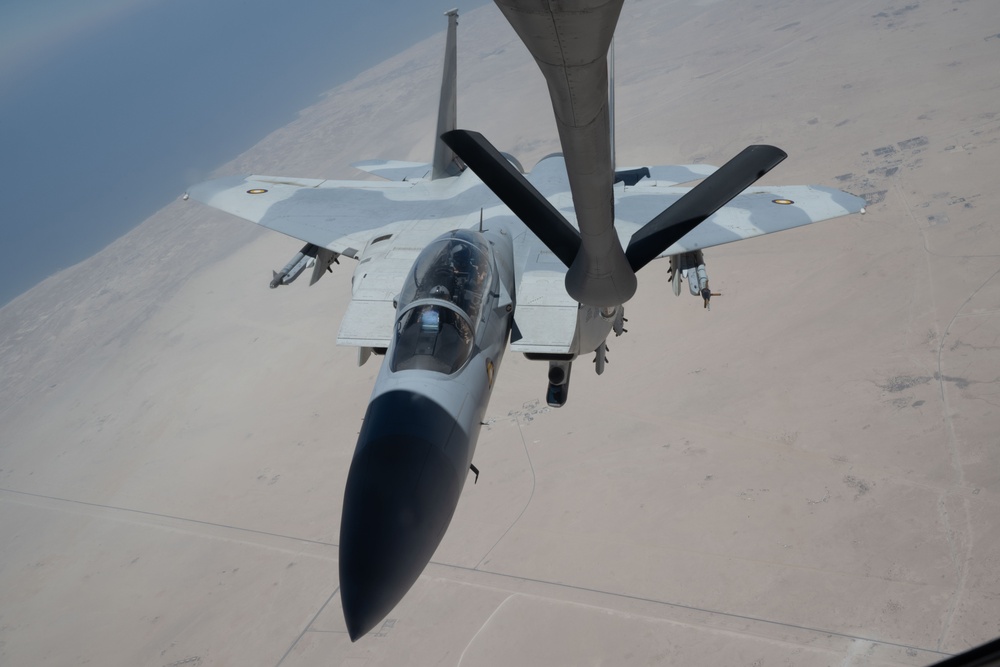 U.S. KC-135s refuel Qatari F-15s during exercise Sky Shield 9