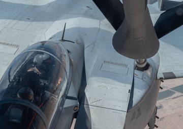 U.S. KC-135s refuel Qatari F-15s during exercise Sky Shield 9