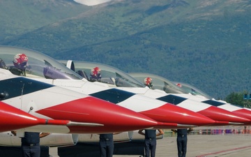 Thunderbirds headline Arctic Thunder