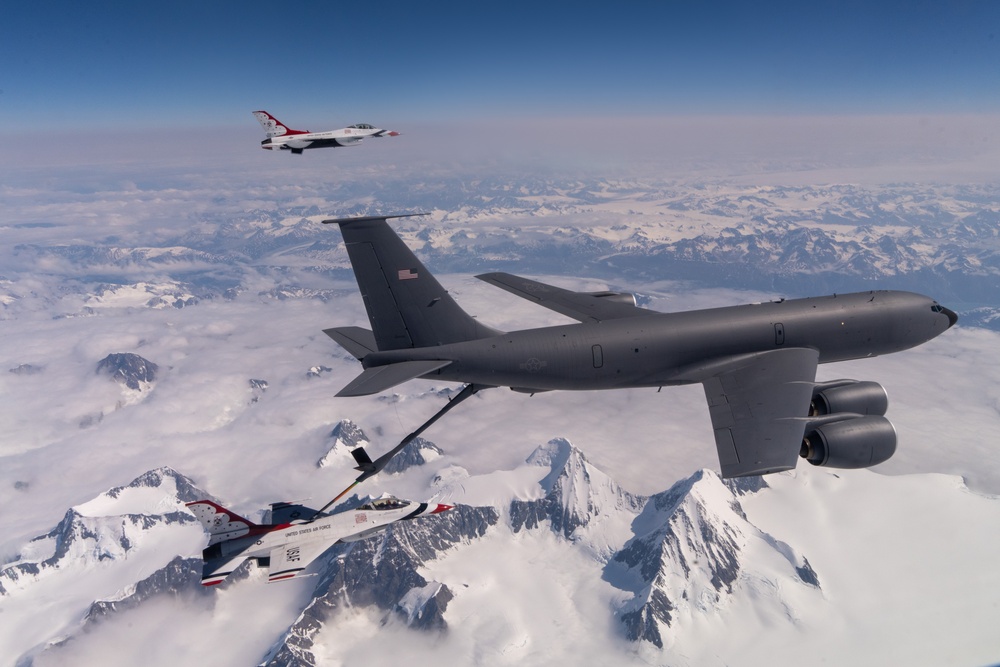 Thunderbirds perform Aerial Refueling
