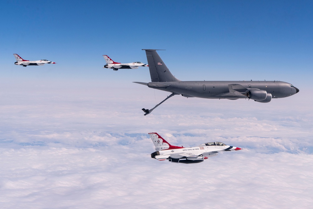 Thunderbirds perform Aerial Refueling