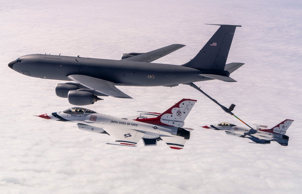 Thunderbirds perform Aerial Refueling