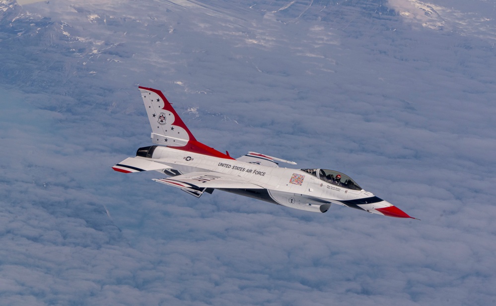 Thunderbirds perform Aerial Refueling