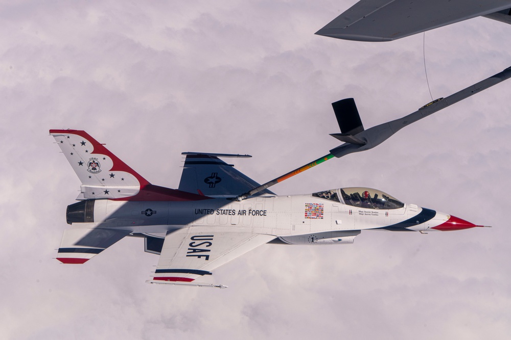Thunderbirds perform Aerial Refueling