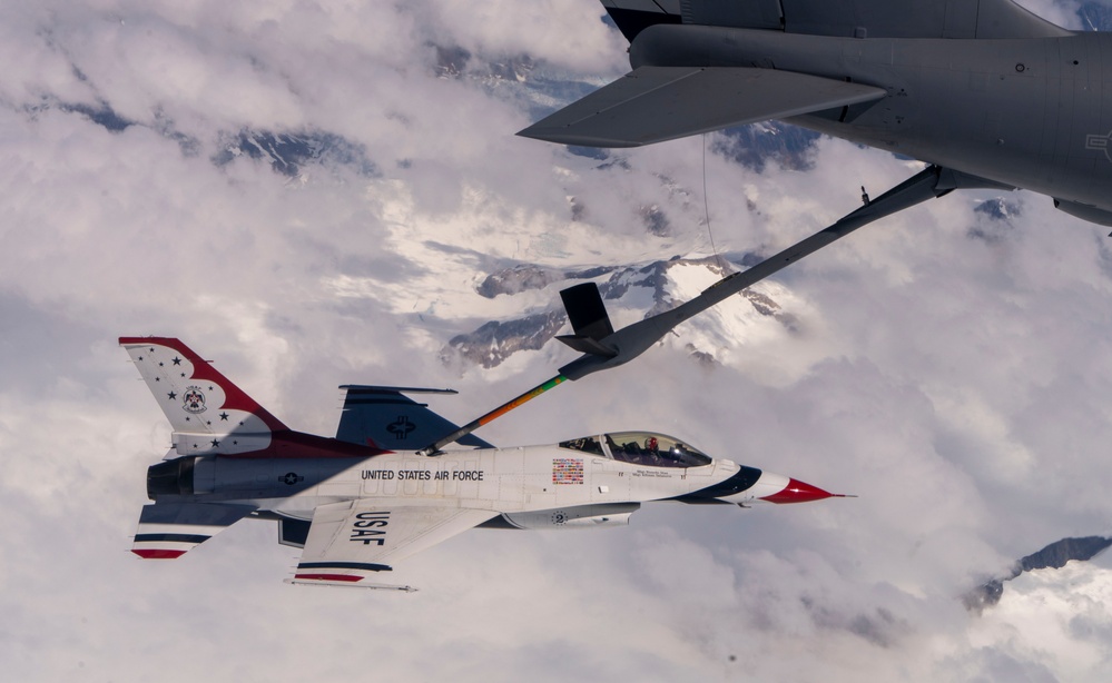 Thunderbirds perform Aerial Refueling