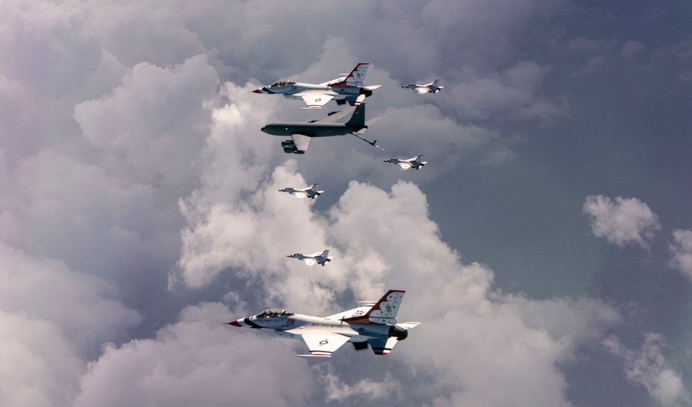 Thunderbirds perform Aerial Refueling