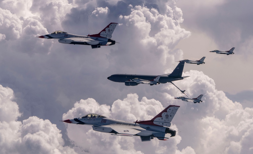 Thunderbirds perform Aerial Refueling