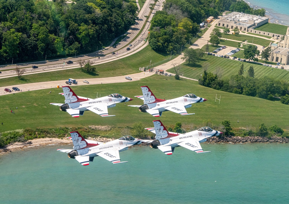 Thunderbirds arrive in Milwaukee