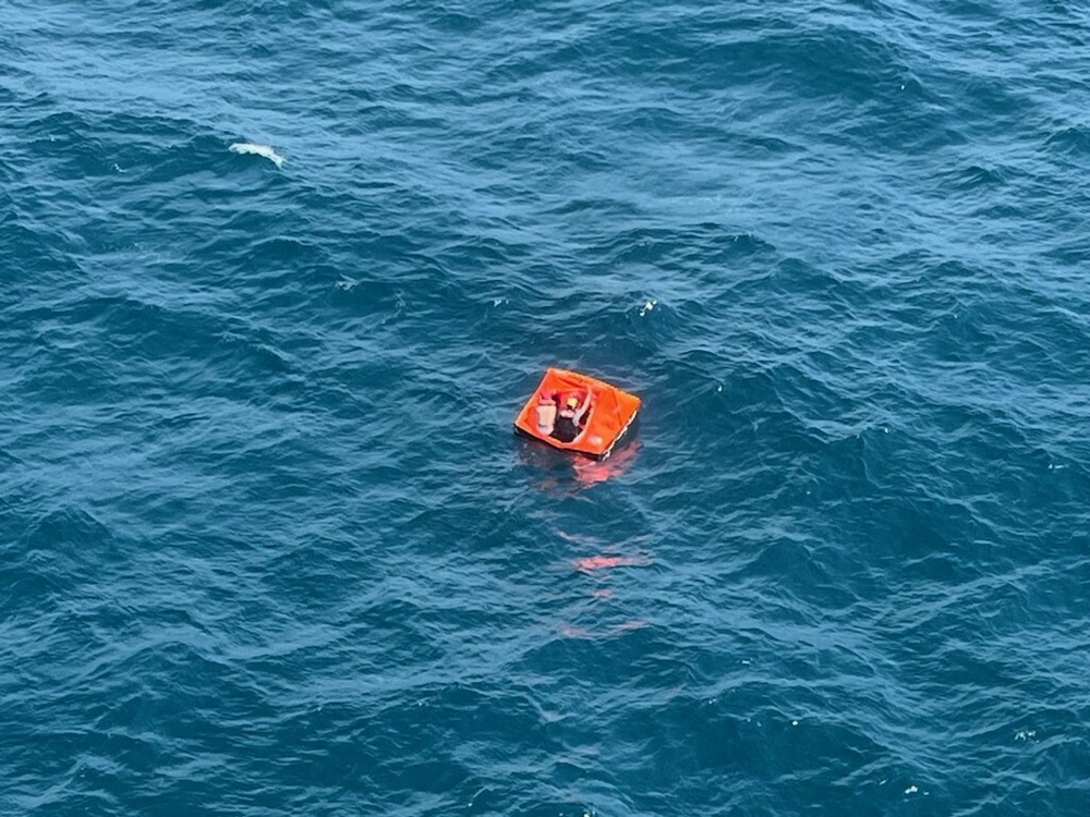 Coast Guard rescues 4 after vessel sinks 20 miles off Tybee Island