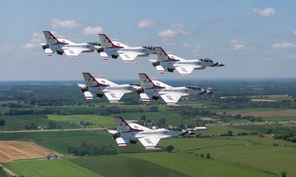 Thunderbirds fly over Oshkosh EAA AirVenture