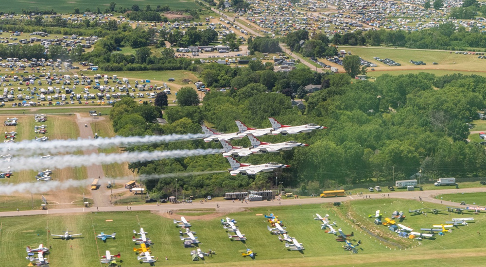 Thunderbirds fly over Oshkosh EAA AirVenture