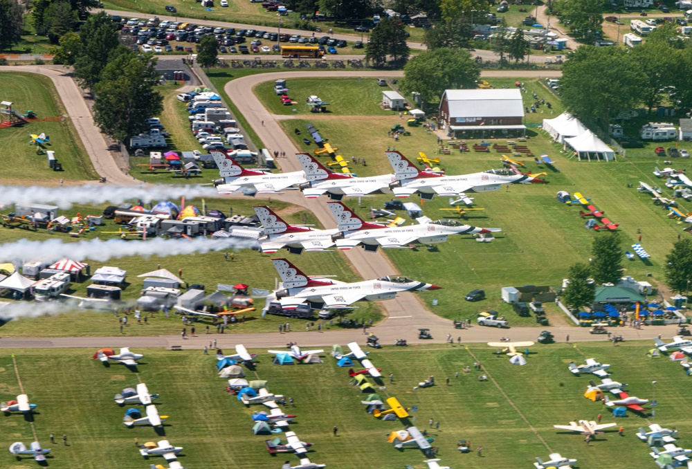 Thunderbirds fly over Oshkosh EAA AirVenture