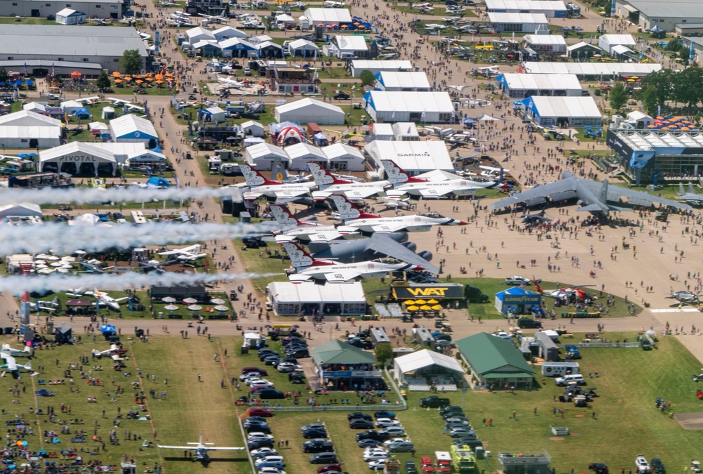 Thunderbirds fly over Oshkosh EAA AirVenture