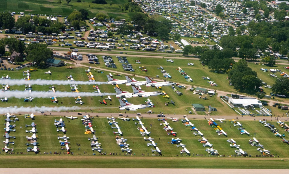 Thunderbirds fly over Oshkosh EAA AirVenture