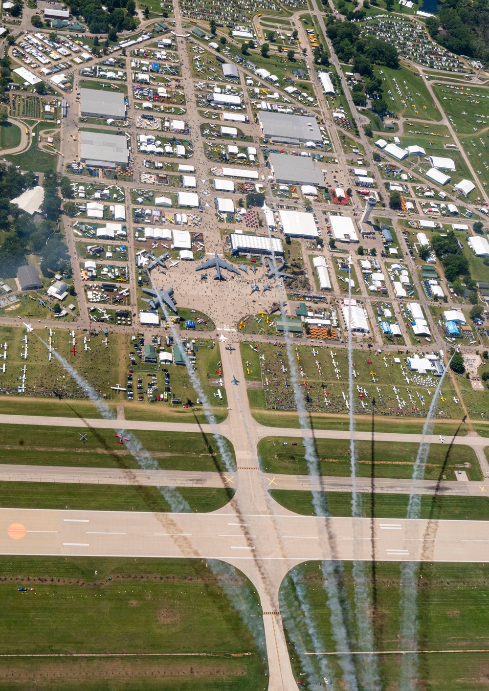 Thunderbirds fly over Oshkosh EAA AirVenture