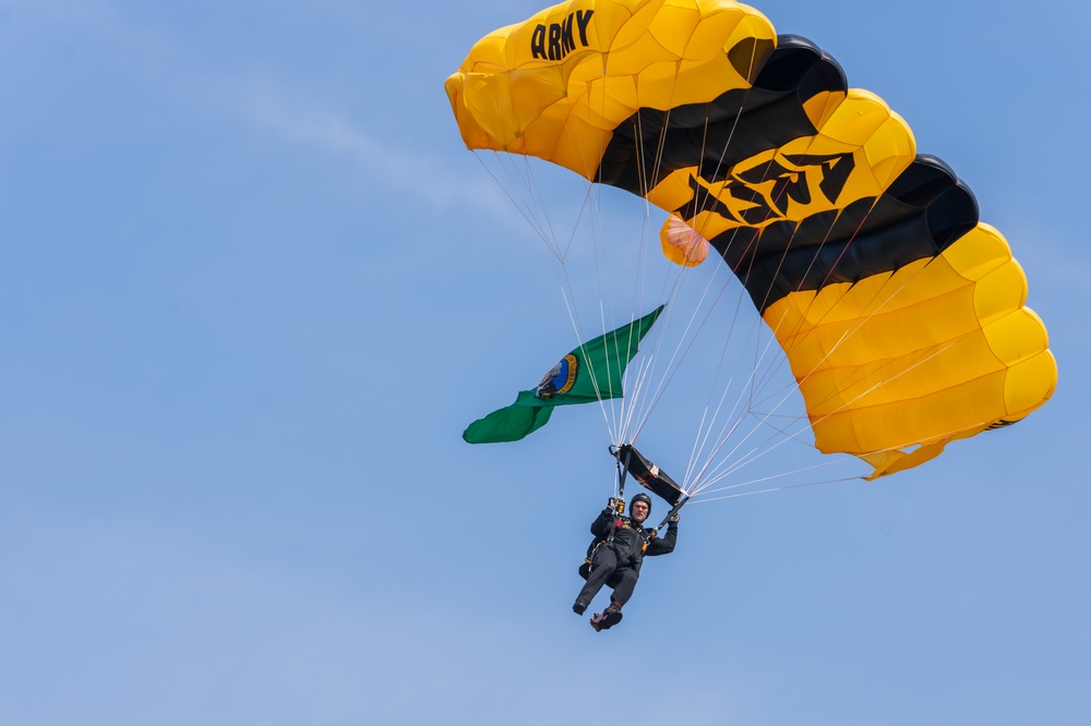 Army Golden Knights jump at Boeing SeaFair Airshow