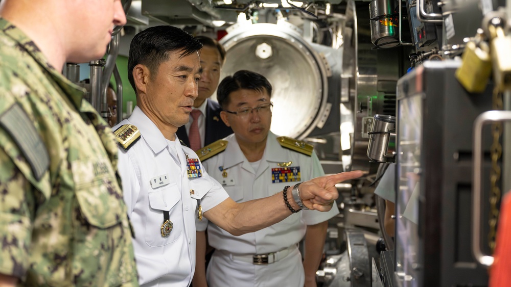 ROK Navy CNO tours USS Minnesota