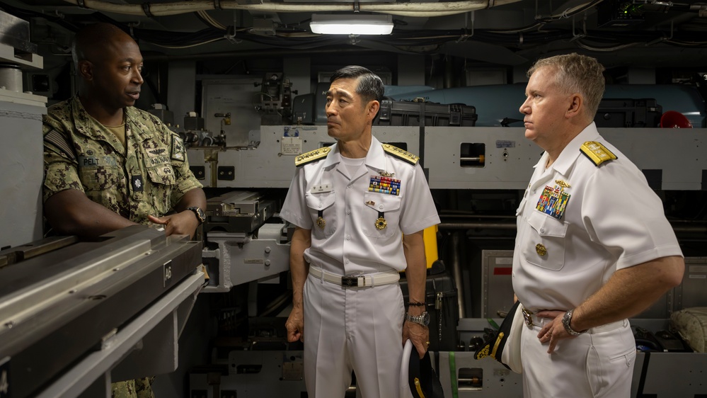 COMSUBPAC, ROK Navy CNO tour USS Minnesota