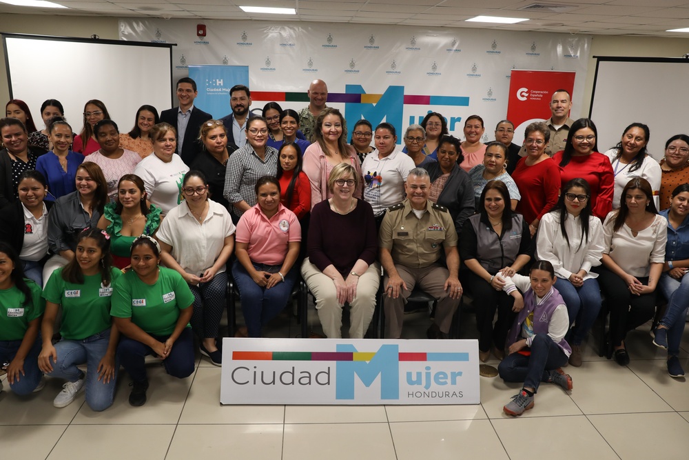 U.S. Ambassador Visits Ciudad Mujer