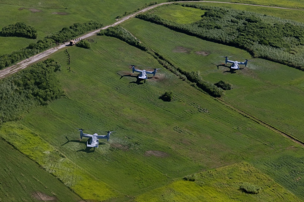 VMM 262 supports helicopter raid on Ie Shima
