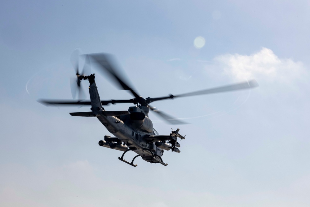 VMM-365 (REIN), 24th MEU (SOC) AH-1Z Viper Hotload on USS Wasp (LHD 1)