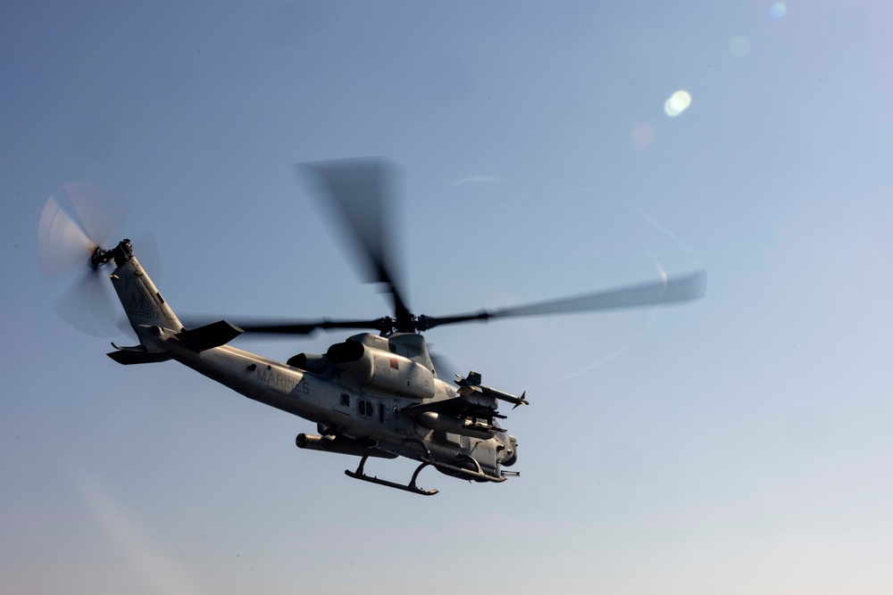 VMM-365 (REIN), 24th MEU (SOC) AH-1Z Viper Hotload on USS Wasp (LHD 1)