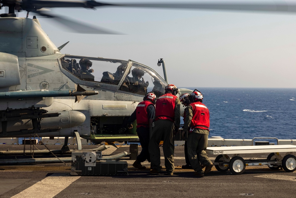 VMM-365 (REIN), 24th MEU (SOC) AH-1Z Viper Hotload on USS Wasp (LHD 1)