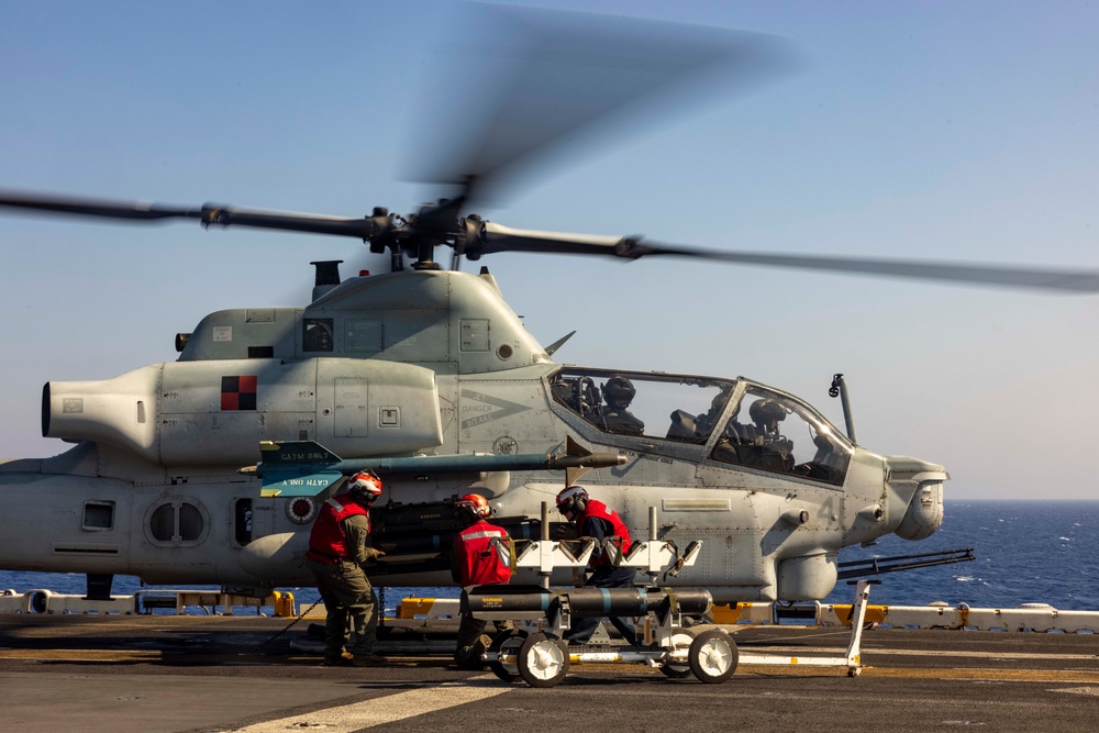 VMM-365 (REIN), 24th MEU (SOC) AH-1Z Viper Hotload on USS Wasp (LHD 1)