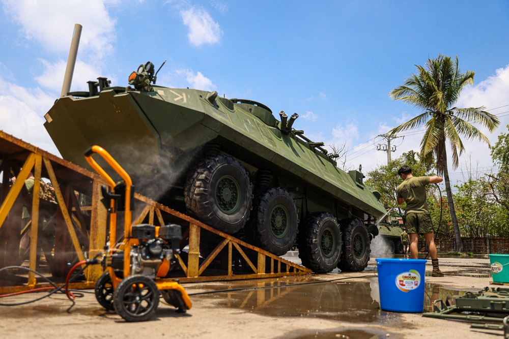 Dirty Jobs: 15th MEU Prepares Gear for Agricultural Inspections